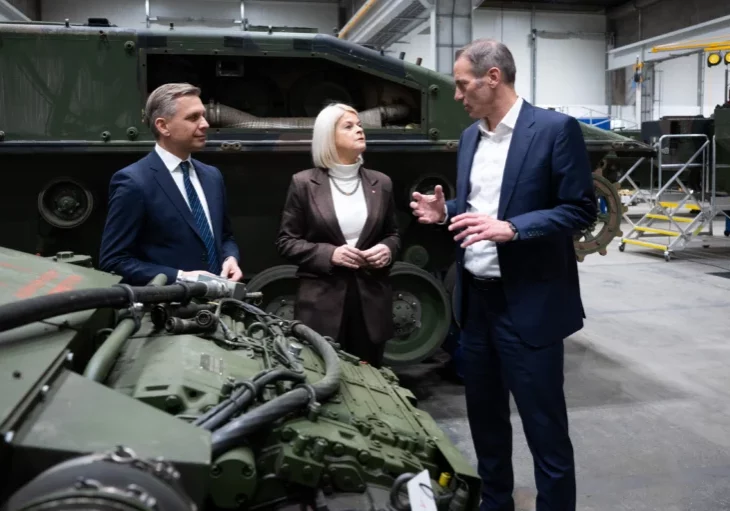 Der EU-Rat der Finanzminister stellte die Weichen für höhere Verteidigungsausgaben Österreichs. Im Bild Wirtschaftsminister Wolfgang Hattmannsdorfer und Verteidigungsministerin Klaudia Tanner bei der Besichtigung der Pandur-Produktion im Dezember vorigen Jahres. Foto: BMLV
