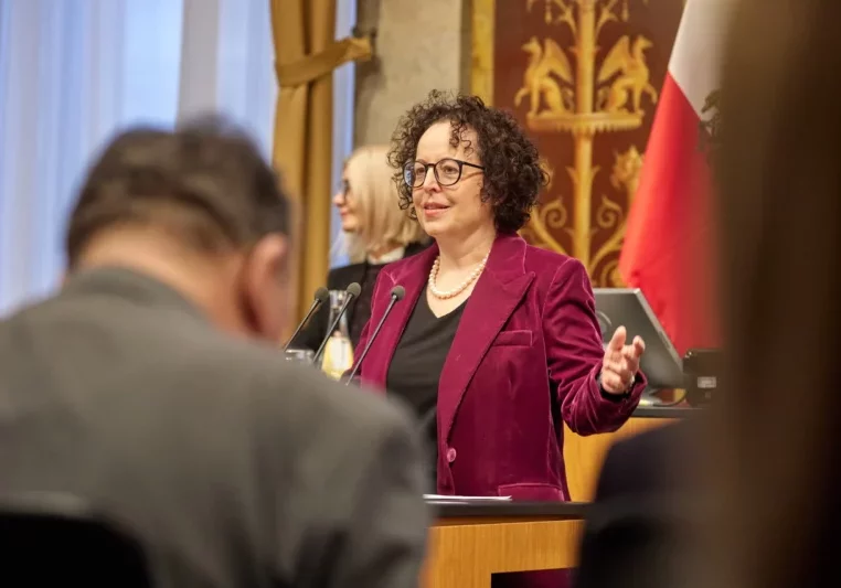 Im zweiten Halbjahr 2026 wechselt die Vorarlberger Bundesrätin Christine Schwarz-Fuchs vom Rednerpult zum Präsidentensessel des Bundesrats. Foto: Parlamentsdirektion/Thomas Topf