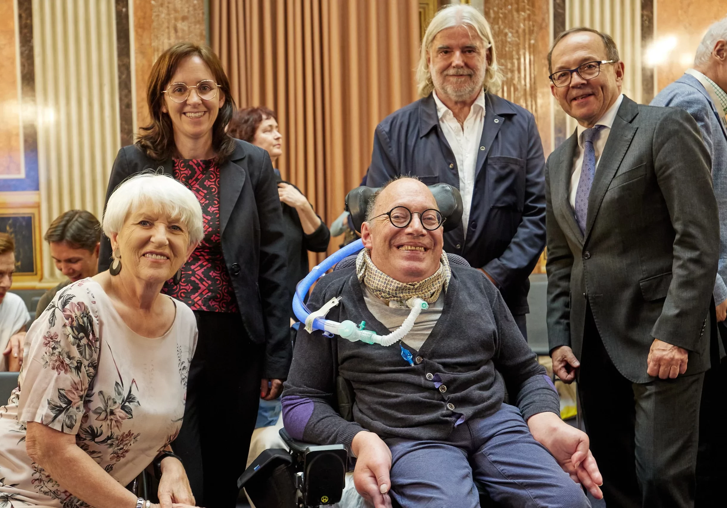„Mein langer Atem“ – das neue Buch des früheren ÖVP-Abgeordneten Franz-Joseph Huainigg (m.). Bei der Präsentation: Maria Rauch-Kallath (ehemalige Bundesministerin), Helene Daxecker-Okon (Lektorin beim Tyrolia Verlag), Heinz Janisch (Autor und Journalist) sowie Peter Haubner, Zweiter Präsident des Nationalrats und Gastgeber der Buchpräsentation im Parlament. Foto: Thomas Topf