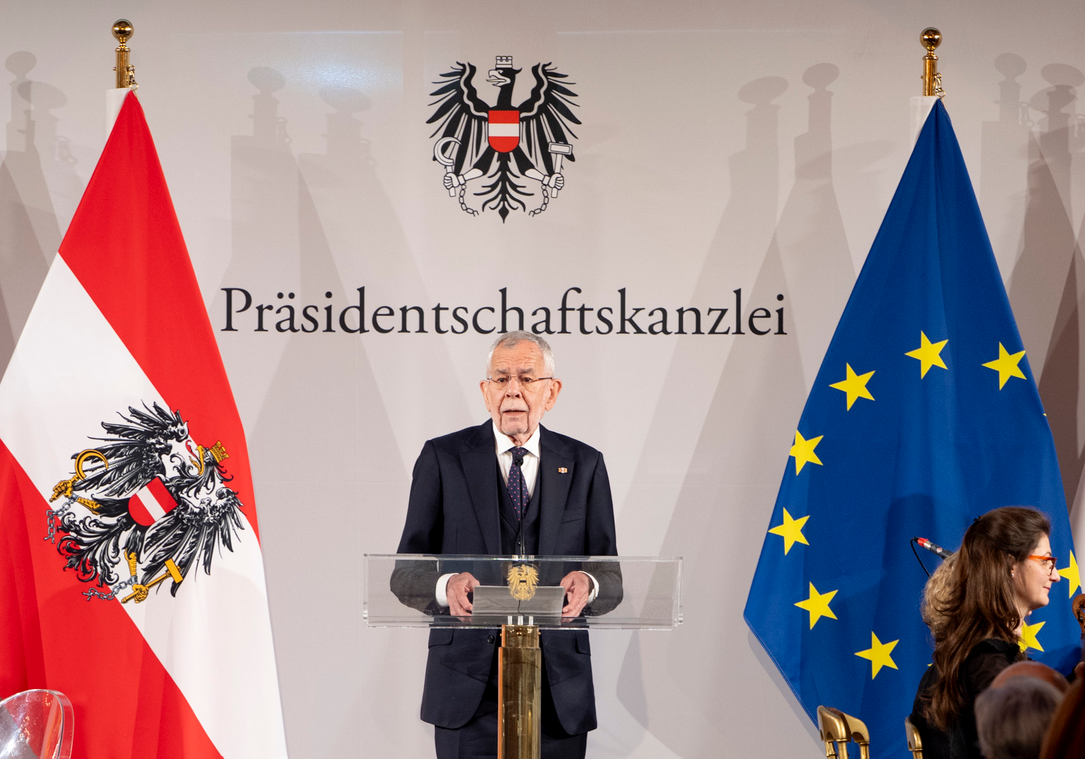 Bundespräsident Alexander Van der Bellen appellierte in seiner Neujahrsansprache 2026 für ein Bekenntnis zu Europa und für die Bereitschaft zum Kompromiss. Im Bild beim Staatsakt 2025. Foto: Carina Karlovits / HBF