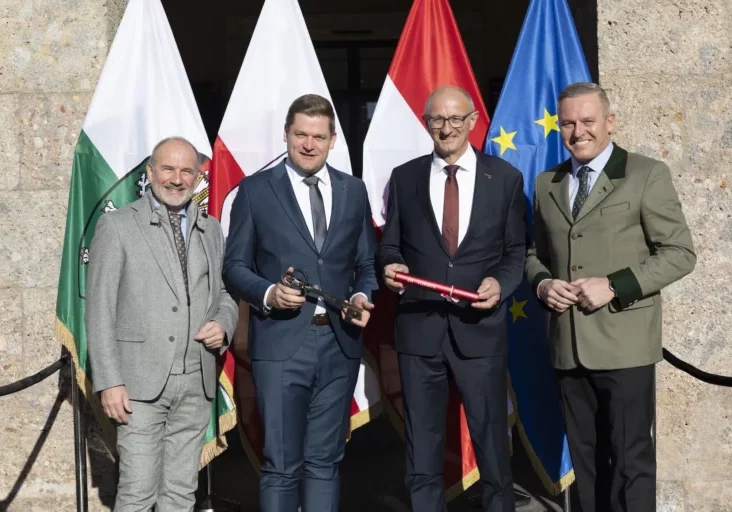 Bergauf für Österreich: Peter Samt (l.) übergab Bundesrats-Vorsitz an Markus Stotter (2.v.l.), LH Mattle (3.v.l.) übernimmt Vorsitz in der LH-Konferenz von Mario Kunasek (r.). Fotos: Tirol/Sedlak