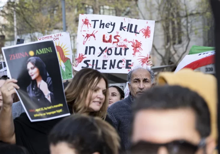 Weltweit wurde 2022 gegen den Tod von Masha Amini und Repression im Iran protestiert: Sie verstarb nach Schlägen in Polizeihaft, da sie sich weigerte, das verpflichtende Kopftuch (Hajib) zu tragen (Bild: Kundgebung in Melbourne). Foto: Pixabay – Matt Hrkac