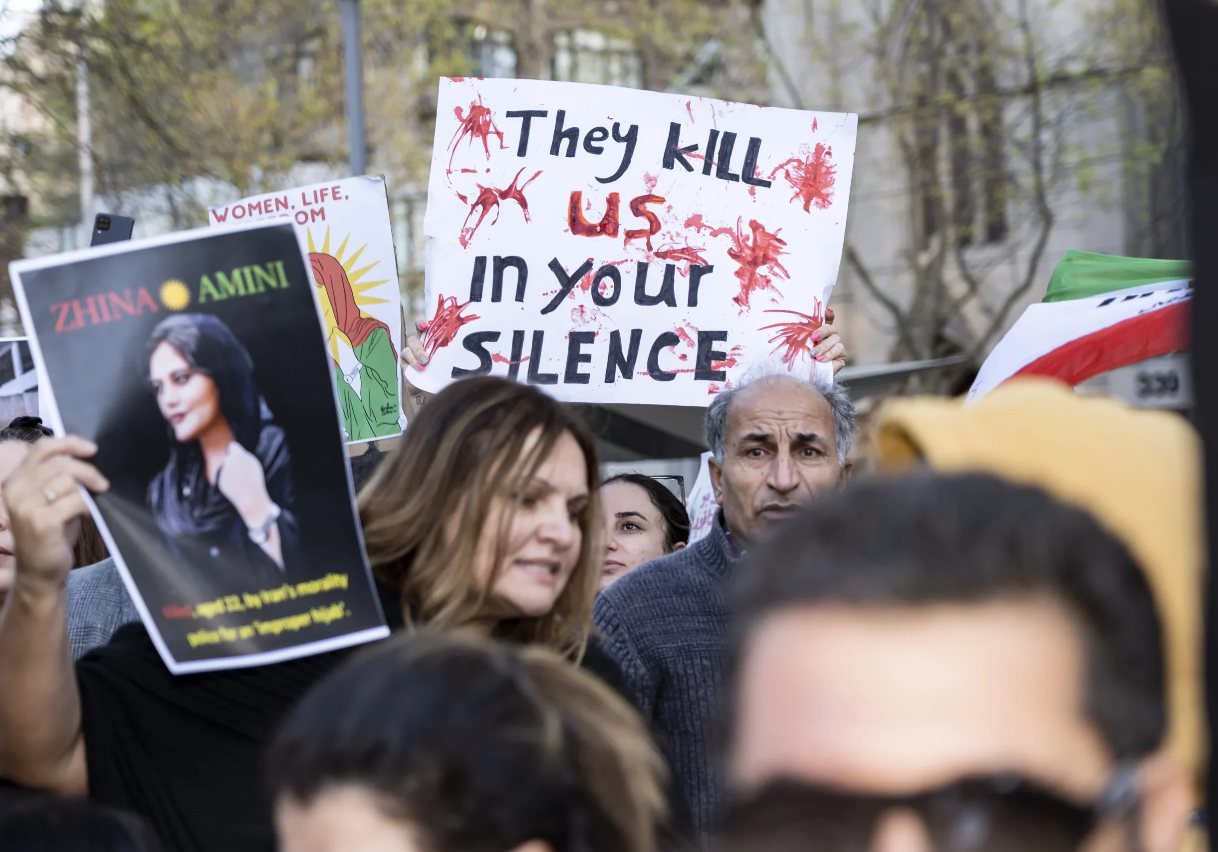 Weltweit wurde 2022 gegen den Tod von Masha Amini und Repression im Iran protestiert: Sie verstarb nach Schlägen in Polizeihaft, da sie sich weigerte, das verpflichtende Kopftuch (Hajib) zu tragen (Bild: Kundgebung in Melbourne). Foto: Pixabay – Matt Hrkac