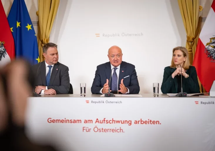 2026 wird das Jahr des Aufschwungs, sagte Bundeskanzler Christian Stocker, der mit Vizekanzler Andreas Babler und Außenministerin Beate Meinl-Reisinger die Ergebnisse der Klausur der Bundesregierung präsentierte. Alle Fotos: Jakob Glaser
