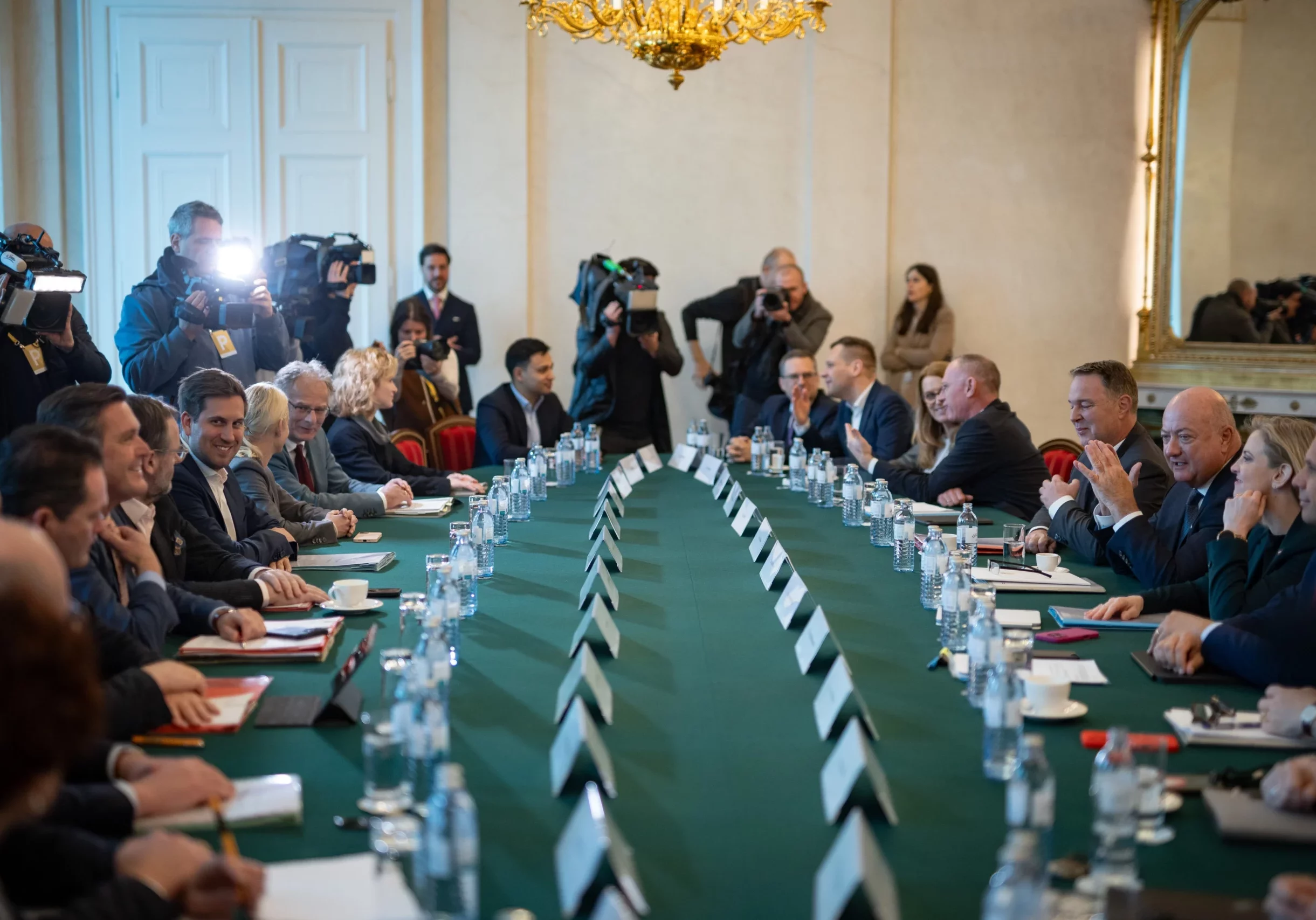 Die Regierung setzt den Sparstift auch in der Verwaltung und im System an (Bild: Regierungsklausur Jänner 2026). Foto: Jakob Glaser