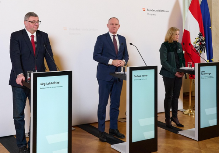 Pr#sentierten verschärftes Asyl- und modernes Fremdenrecht: Jörg Leichtfried, Gerhard Karner und Beate Meinl-Reisinger Foto: BMI