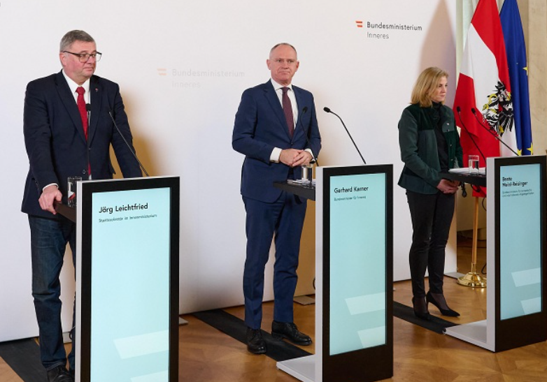 Pr#sentierten verschärftes Asyl- und modernes Fremdenrecht: Jörg Leichtfried, Gerhard Karner und Beate Meinl-Reisinger Foto: BMI