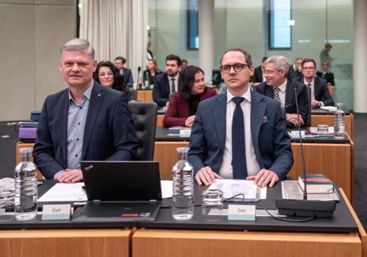Andreas Hanger (l.), Fraktionsführer im Pilnacek-Untersuchungsausschuss (mit Abg. Jakob Grüner) nimmt die Beamten von Polizei und Justiz neuerlich vor FPÖ-Angriffen in Schutz. Foto: Parlament/Bucher