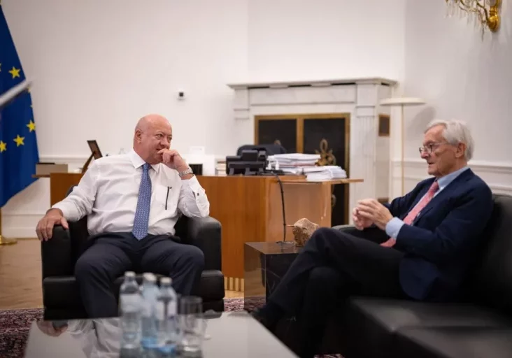 Arbeitsgespräch zur "nicht akzeptablen" Vorgangsweise von US-Präsident Donald Trump gegen Europa: Der langjährige Wirtschafts- und Außenminister sowie Bundeskanzler Wolfgang Schüssel bei Kanzler Christian Stocker. Foto: Jakob Glaser