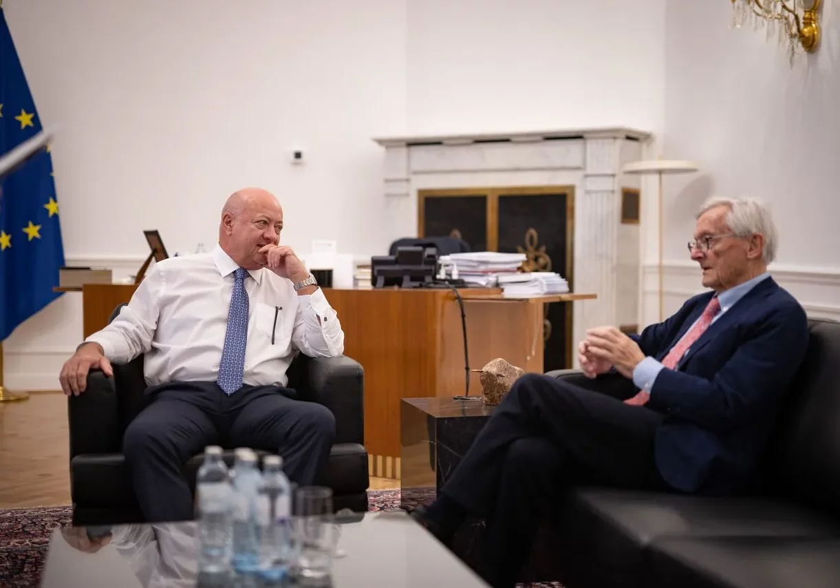 Arbeitsgespräch zur "nicht akzeptablen" Vorgangsweise von US-Präsident Donald Trump gegen Europa: Der langjährige Wirtschafts- und Außenminister sowie Bundeskanzler Wolfgang Schüssel bei Kanzler Christian Stocker. Foto: Jakob Glaser