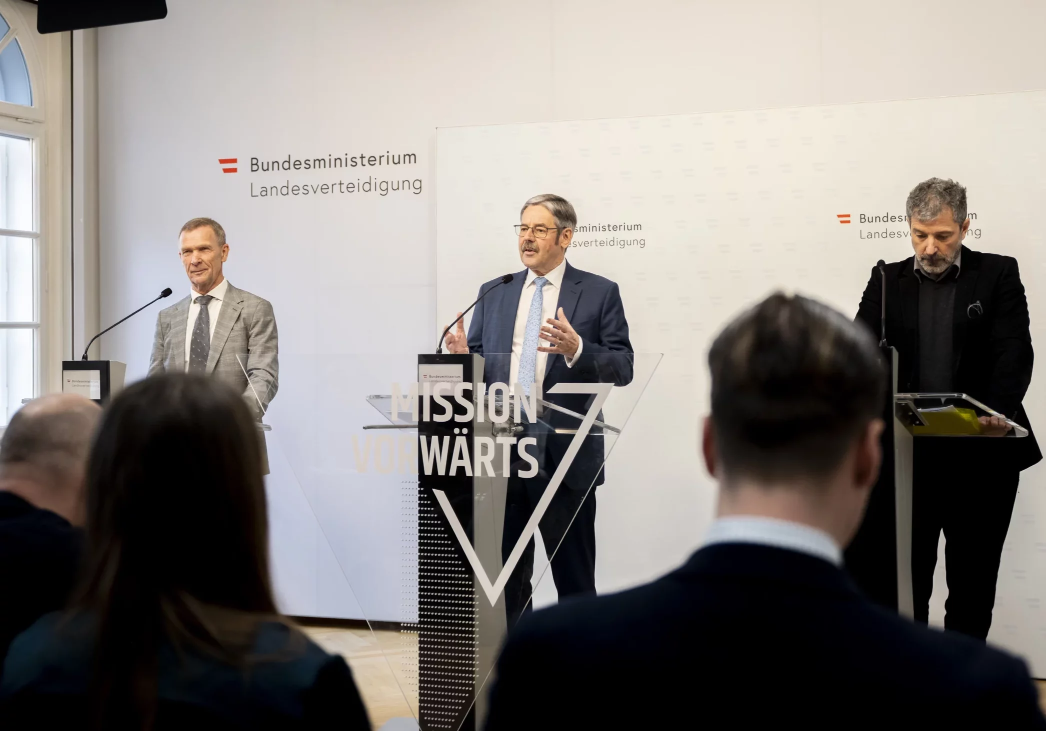Bereits im Jänner präsentierte die von Erwin Hameseder (Mitte) geleitete Wehrdienstkommission das Modell für eine Reform des Bundesheeres (im Bild mit Walter Feichtinger (l) und Ferdinand Mayer (r.), Leiter der Zivildienstagentur). Foto: Carina Karlovits, HBF
