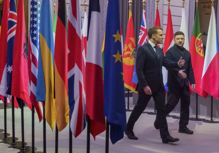 Europa sucht nach Sicherheitsgarantien für die Ukraine, Österreich unterstützt dies: Frankreichs Präsident Macron mit Ukraines Präsident Selenskyj am Drei-Königs-Tag in Paris. Foto: IMAGO - Anadolu Agency