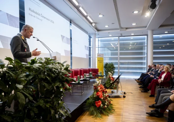 Generalmajor Roman Vartok erläutert das Risikobild 2026 und die Konsequenzen für die Landesverteidigung. Foto: Carina Karlovits / HBF