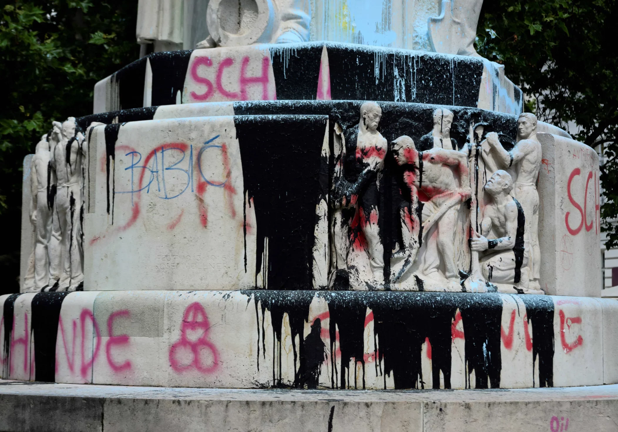 Ausdruck der Cancel Culture: Schmierereien am Denkmal für Karl Lueger, Wiener Bürgermeister von 1897 bis 1910. Foto: Imago / Martin Juen – Sepa Media