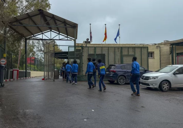 Die sozialistische Regierung Spaniens will 500.000 illegal eingereiste Personen nun legalisieren. Das widerspricht einer koordinierten EU-Migrationspolitik, erklärte Reinhold Lopatka, ÖVP-Delegationsleiter, vor dem Europäischen Parlament. Im Bild: illegal eingereiste Personen werden in Ceuta (Spanien) in ein Lager gebracht. Foto: Imago/2026