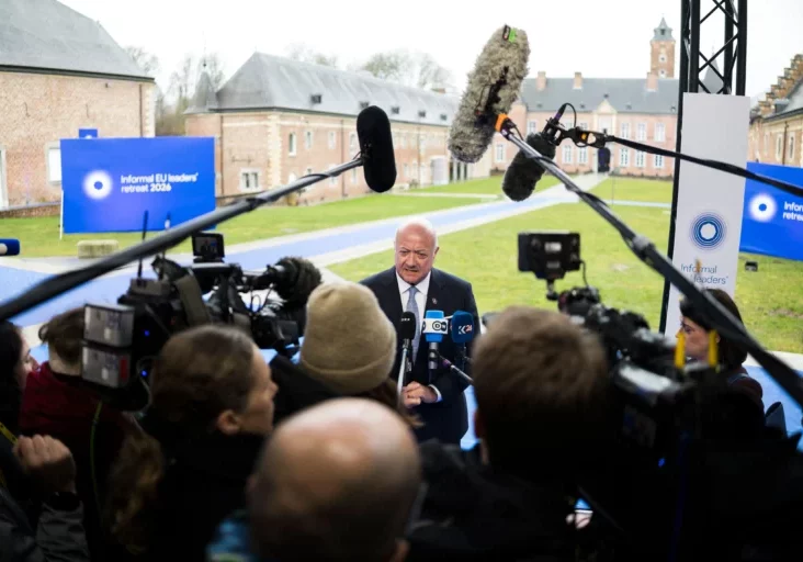 Bundeskanzler Christian Stocker beim informellen Europa-Gipfel in Alden Biesen (Belgien): Energiepreise senken, Österreich-Aufschlag beseitigen, Emissionshandel günstiger stellen. Fotos: Christopher Dunker