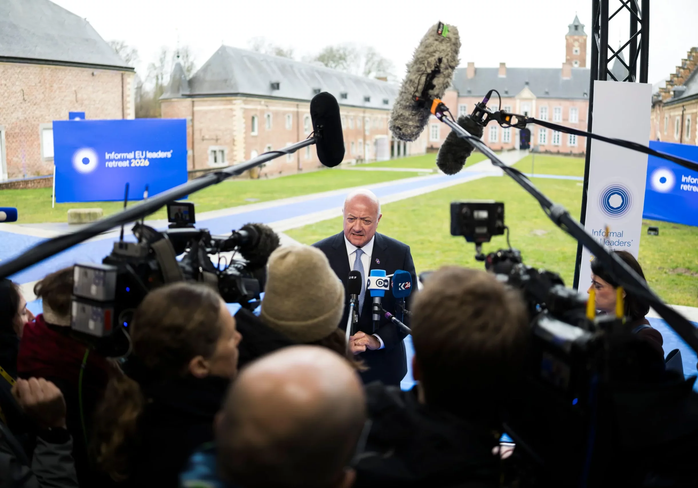 Bundeskanzler Christian Stocker beim informellen Europa-Gipfel in Alden Biesen (Belgien): Energiepreise senken, Österreich-Aufschlag beseitigen, Emissionshandel günstiger stellen. Fotos: Christopher Dunker
