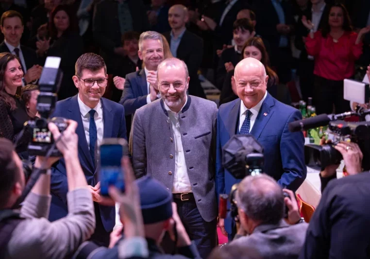 Hunderte Gäste kamen zum politischen Aschermittwoch der ÖVP Kärnten nach Klagenfurt: Kärntens VP-Chef Martin Gruber, EVP-Chef Manfred Weber und Bundeskanzler sowie ÖVP-Bundesparteiobmann Christian Stocker. Foto: Jakob Glaser
