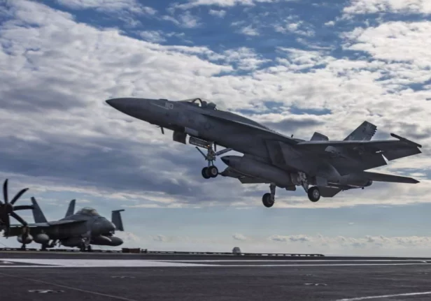 Die USA und Israel führen Luftschläge gegen den Iran, das bedeutet einen neuen, weiteren Krieg in Nahost. Im Bild vom 2. März 2026 eine A-18E Super Hornet auf dem Flugzeugträger Uss Gerald Ford an einem nicht bekannt gegebenen Ort. Foto: US Navy