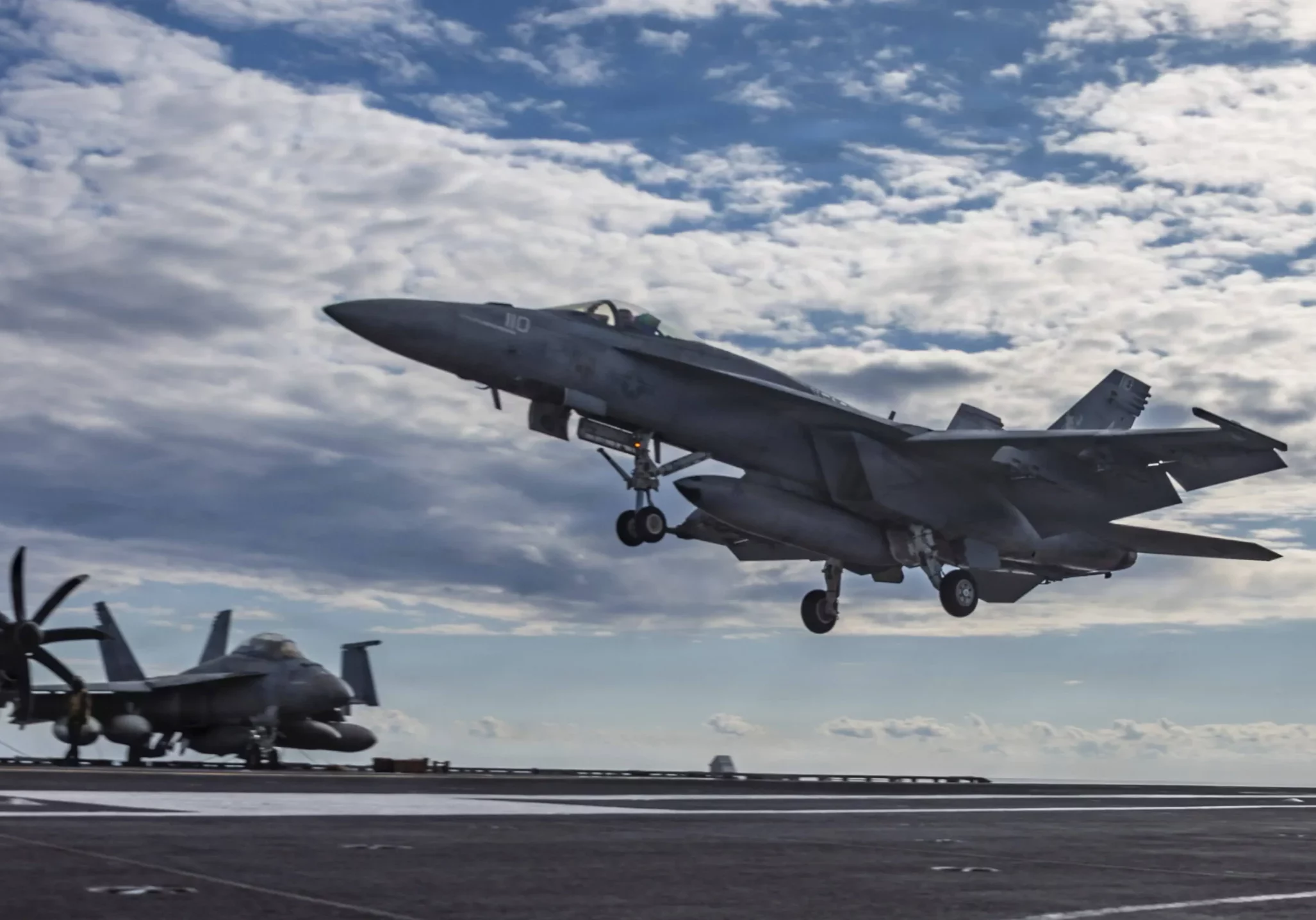 Die USA und Israel führen Luftschläge gegen den Iran, das bedeutet einen neuen, weiteren Krieg in Nahost. Im Bild vom 2. März 2026 eine A-18E Super Hornet auf dem Flugzeugträger Uss Gerald Ford an einem nicht bekannt gegebenen Ort. Foto: US Navy