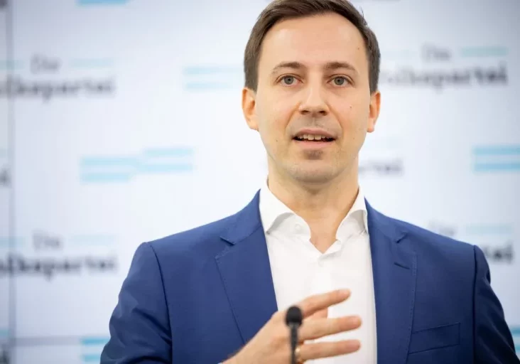 Kritisiert die FPÖ, die gegen die Freigabe der Ölreserven stimmt. ÖVP-Generalsekretär Nico Marchetti. Foto: Jakob Glaser