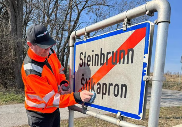 Im Burgenland wurden an zwei Ortstafeln die kroatischen Namen beschmiert. Die ÖVP verurteilte die Schmieraktion, die Gemeinden erstatteten Anzeige. Fotos: Screenshot Network RAI