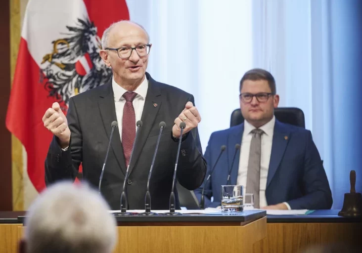 Tirols Landeshauptmann Anton Mattle forderte vor dem Bundesrat für die Länder zügige Reformen und konstruktive Verhandlungen (im Hintergrund Bundesrats-Vorsitzender Markus Stotter). Foto: Johannes Zinner