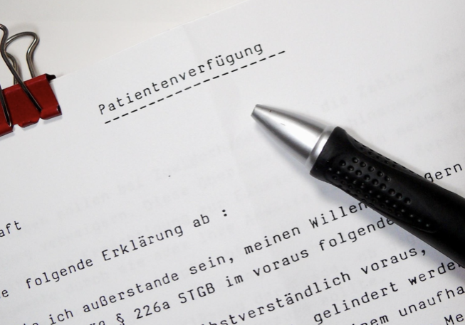 Bedeutsame Entscheidungen für Wirtschaft und Privatleben - wie Verträge, Testamente oder Patientenverfügungen - werden durch Notarinnen und Notare begleitet und beglaubigt. Der Justizausschuss hebt nun das Alter für Notariatskandidaten einstimmig an. Foto: Moritz320/Pixabay