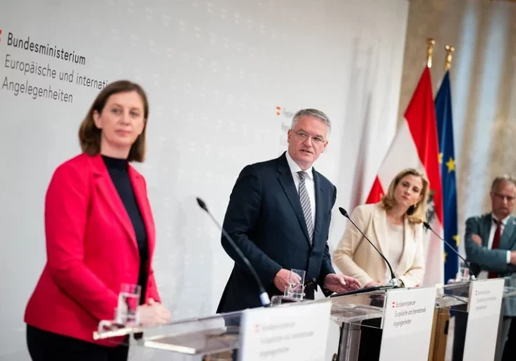 Außenministerin Beate Meinl-Reisinger präsentierte gemeinsam mit OECD-Generalsekretär Mathias Cormann, Finanzminister Markus Marterbauer und Staatssekretärin Barbara Eibinger-Miedl den neuesten Wirtschaftsbericht der OECD zu Österreich in Wien. Foto: © BMEIA/ Michael Gruber