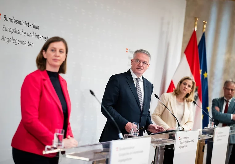 Außenministerin Beate Meinl-Reisinger präsentierte gemeinsam mit OECD-Generalsekretär Mathias Cormann, Finanzminister Markus Marterbauer und Staatssekretärin Barbara Eibinger-Miedl den neuesten Wirtschaftsbericht der OECD zu Österreich in Wien. Foto: © BMEIA/ Michael Gruber