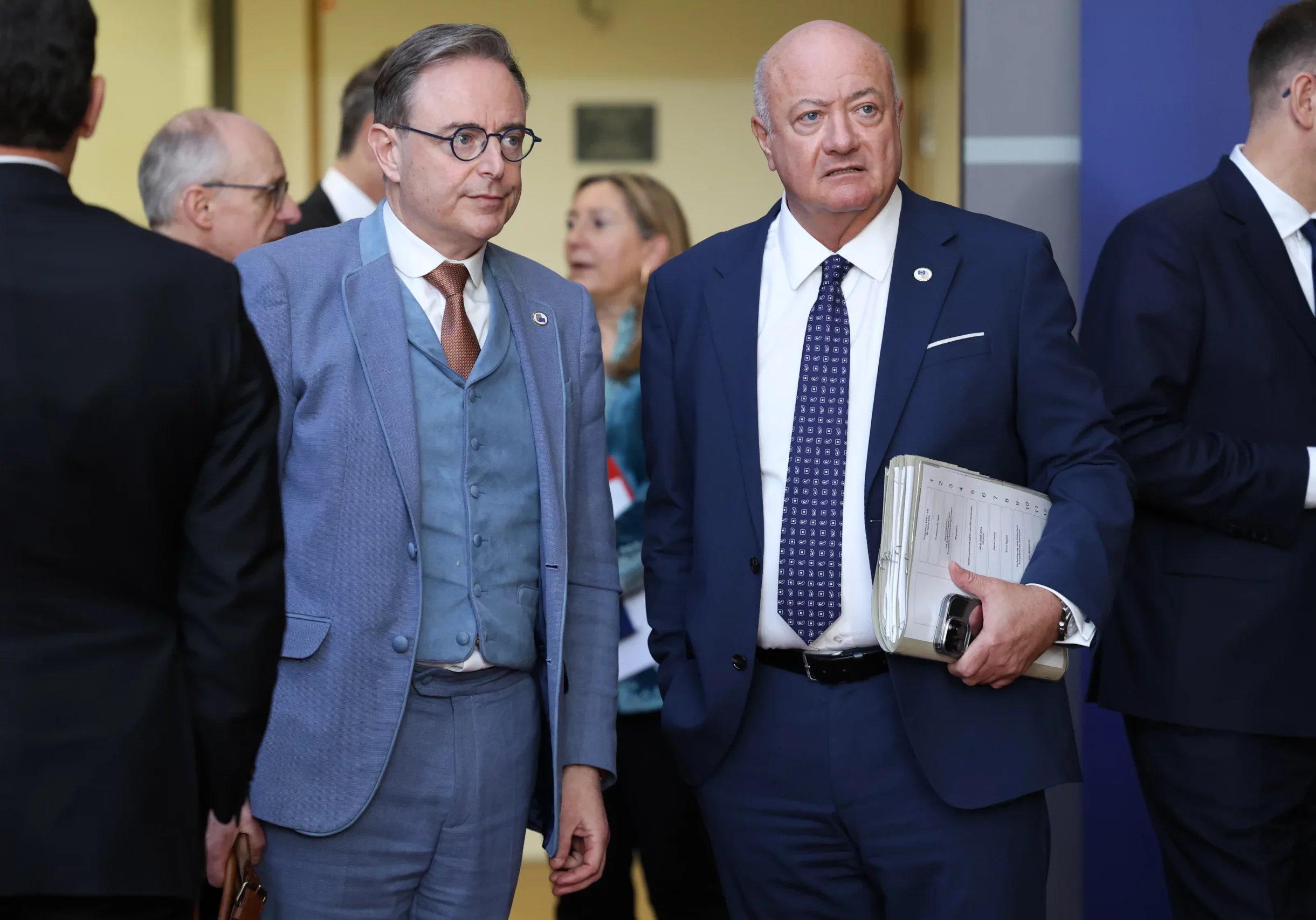 Bundeskanzler Christian Stocker (im Bild mit seinem belgischen Amtskollegen Bart De Wever) bei der Ratstagung in Brüssel: Drei Initiativen gegen steigende Preise. Foto: EU