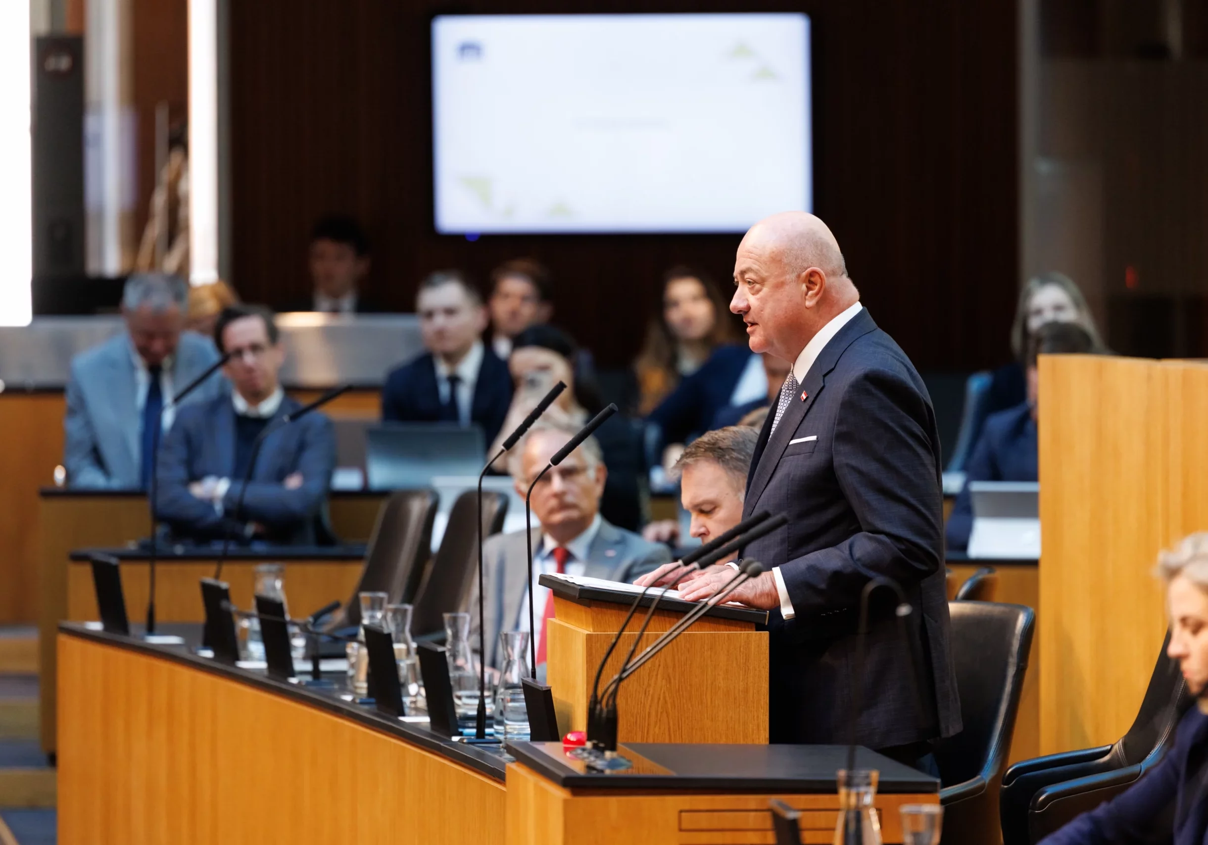 Bundeskanzler Christian Stocker in der Sondersitzung des Nationalrats: Neue Regeln, um Inflation einzudämmen und kritische Abrechnung mit FP-Klubchef Herbert Kickl. Foto: Parlament / Sattler-Remling