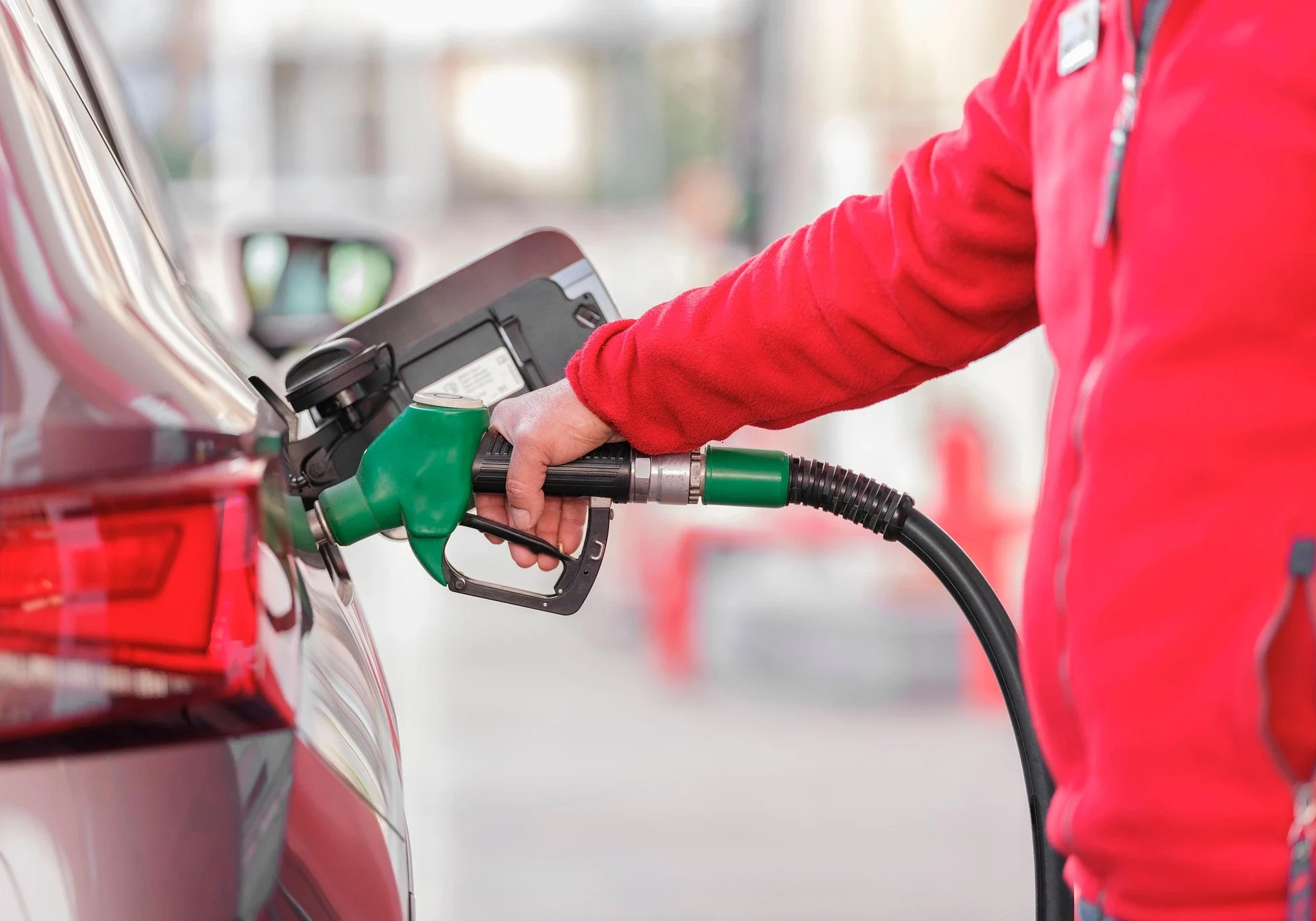 Die Versorgung mit Benzin und Diesel soll gesichert und der Preisanstieg soll gemildert werden: Das sieht die Koalitionsregierung mit der Spritpreisbremse vor. FPÖ-Obmann Herbert Kickl präsentierte eine eigene Idee, die bei der Regierung als Vodoo-Modell durchfiel. Foto: Pixabay / Engin Akyurt