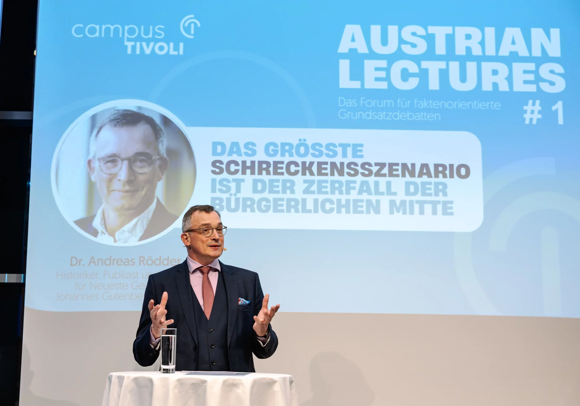 Die Politik der bürgerlichen Mitte steht für Wohlstand, Freiheit und Sicherheit: Der deutsche Historiker Andreas Rödder bei den Austrian Lectures von Campus Tivoli in Wien. Foto: Campus / Nikolaus Granser