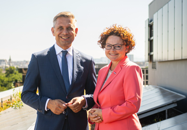 Photovoltaik-Förderung wird verbessert: Wirtschaftsminister Wolfgang Hattmannsdorfer und Energie-Staatssekretärin Elisabeth Zehetner. Foto: BMWET / Holey