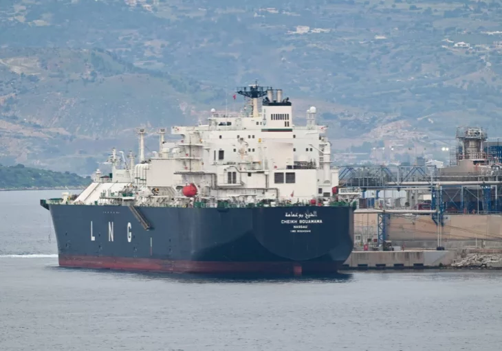 Der Krieg im Nahen und Mittleren Osten treibt die Preise für Treibstoff und Heizöl, wodurch die Inflation steigt. Daher setzt Österreich unter anderem auf erneuerbare Energien und breitere Palette an Lieferanten (Im Bild Tanker mit LNG aus Algerien für Griechenland). Imago / Nicolas Koutsokostas