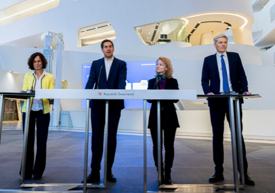 Ausweise digital: Staatssekretär Alexander Pröll präsentierte gemeinsam mit Bundesministerin Eva-Maria Holzleitner, Direktorin der Hochschule Campus Wien Doris Link und WU-Rektor Rupert Sausgruber den Digitalen Studierendenausweis. Foto: Florian Schrötter