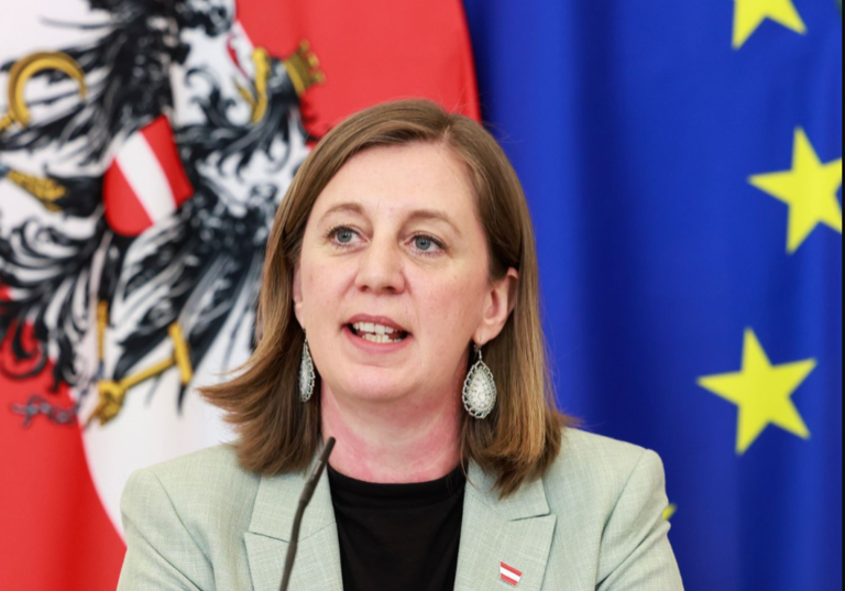 Sieht nach dem ersten Halbjahr 2026 die Budgetkonsolidierung auf Kurs. Finanzstaatssekretärin Barbara Eibinger-Miedl. Foto: BKA/Regina Aigner