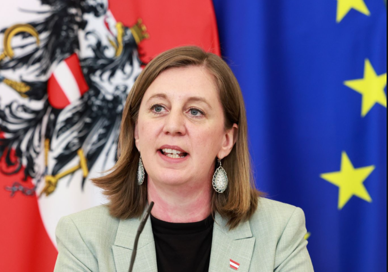 Sieht nach dem ersten Halbjahr 2026 die Budgetkonsolidierung auf Kurs. Finanzstaatssekretärin Barbara Eibinger-Miedl. Foto: BKA/Regina Aigner