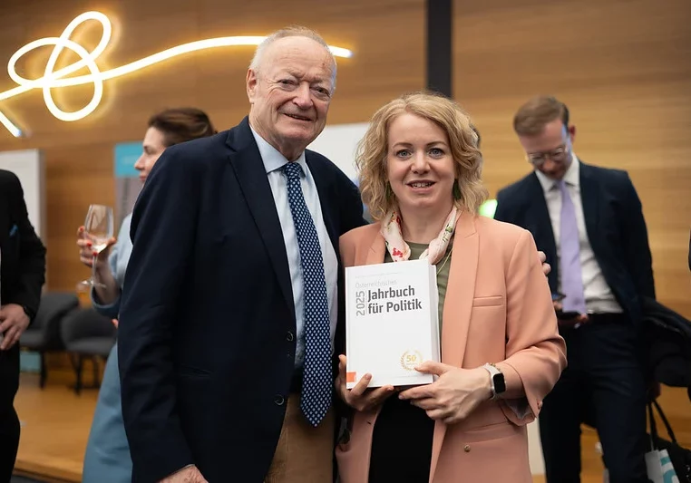 Andreas Khol, Gründer der Reihe „Jahrbuch für Politik“ mit einer Co-Herausgeberin, Bettina Rausch-Amon bei der Präsentation am 22. April im Parlament in Wien. Das Jahrbuch 2025, die 50. Ausgabe, ist ein Dokument der Zeitenwende. Fotos: Campus Tivoli / Elisabeth Feik