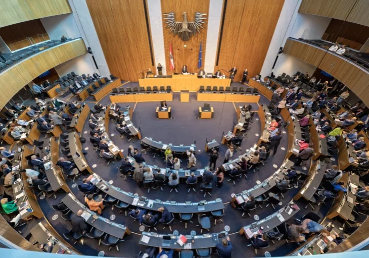 Die Hilfen für armutsgefährdete Haushalte werden um drei Jahre verlängert, beschloss der Nationalrat im April-Plenum. Foto: Parlament / Michael Buchner