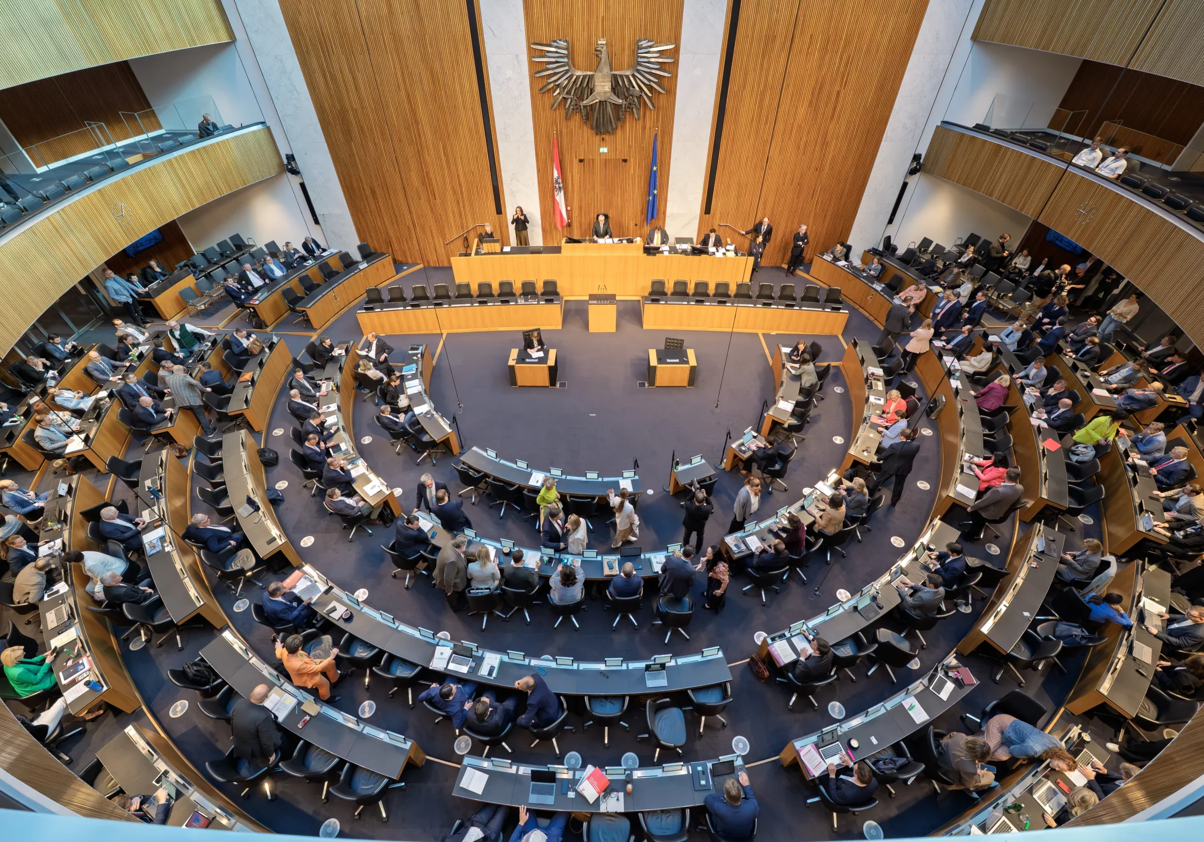 Die Hilfen für armutsgefährdete Haushalte werden um drei Jahre verlängert, beschloss der Nationalrat im April-Plenum. Foto: Parlament / Michael Buchner