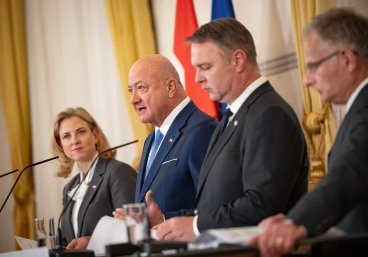 "Aufschwung. Gerechtigkeit. Reformen." markieren den Kurs der Dreier-Koalition mit Bundeskanzler Christian Stocker, Außenministerin Beate Meinl-Reisinger und Vizekanzler Andreas Babler. Diese Woche gelangt das Budget in den Nationalrat, Finanzminister Markus Marterbauer hält die Budgetrede. Foto: Jakob Glaser