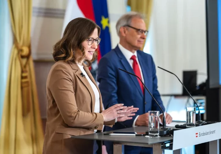 Flüchtlinge ziehen bevorzugt nach Wien, obwohl die Integration in den Arbeitsmarkt in den Bundesländern besser gelingt: Bundesministerin Claudia Plakolm mit dem Wissenschafter Rainer Münz, der die Studie im Bundeskanzleramt präsentierte. Foto: Valentin Brauneis