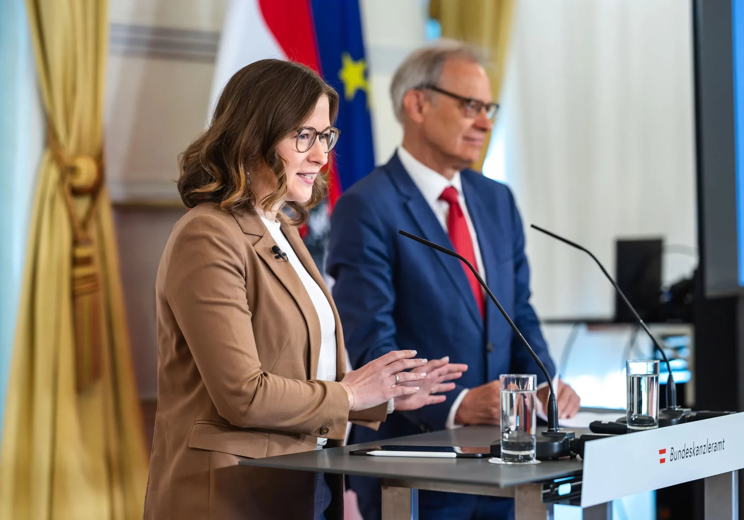 Flüchtlinge ziehen bevorzugt nach Wien, obwohl die Integration in den Arbeitsmarkt in den Bundesländern besser gelingt: Bundesministerin Claudia Plakolm mit dem Wissenschafter Rainer Münz, der die Studie im Bundeskanzleramt präsentierte. Foto: Valentin Brauneis