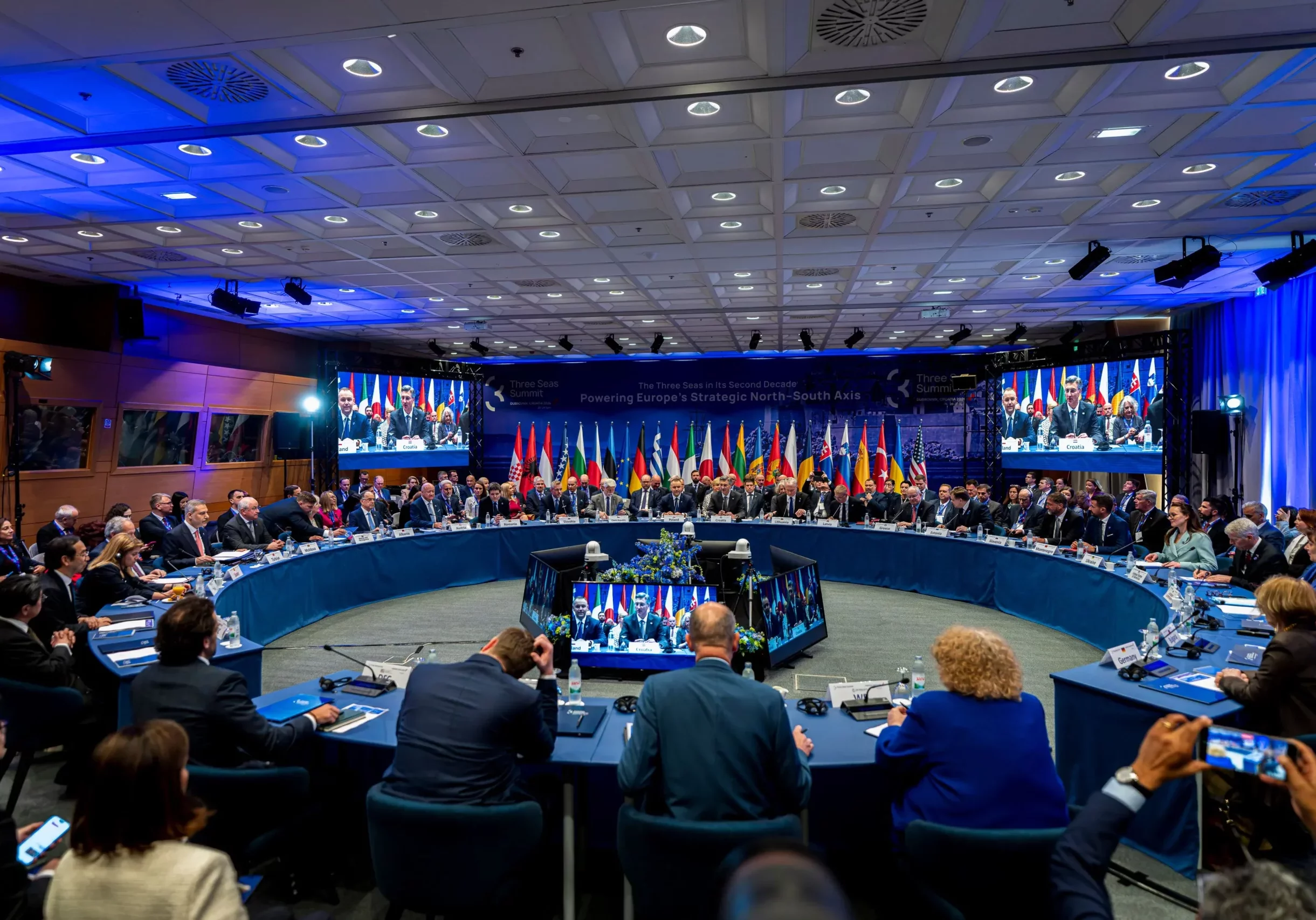 Die Staaten zwischen Schwarzem Meer und Adria kooperieren, unter anderem für unabhängige und sichere Energieversorgung. Österreich wurde bei der Konferenz in Dubrovnik (Kroatien) durch Bundeskanzler Christian Stocker vertreten. Fotos: Florian Schrötter