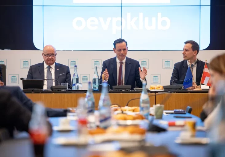 Einstimmig zum neuen Klubchef gewählt: Ernst Gödl (M.) übernimmt von August Wöginger die Führung des ÖVP-Parlamentsklub, vorgeschlagen von Bundesparteiobmann und Bundeskanzler Christian Stocker. Foto: Jakob Glaser