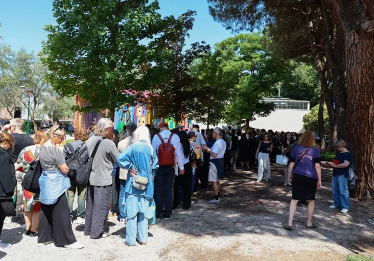 Für Österreichs Beitrag zur Biennale 2026 wurde eine Provokation angekündigt, was Publikumsinteresse auslöste. ÖVP-Kultursprecherin Daniela Gmeinbauer bekräftigt Kunstfreiheit, fordert aber Budgetverantwortung bei öffentlicher Finanzierung. Foto: Imago / Matteo Chillenato