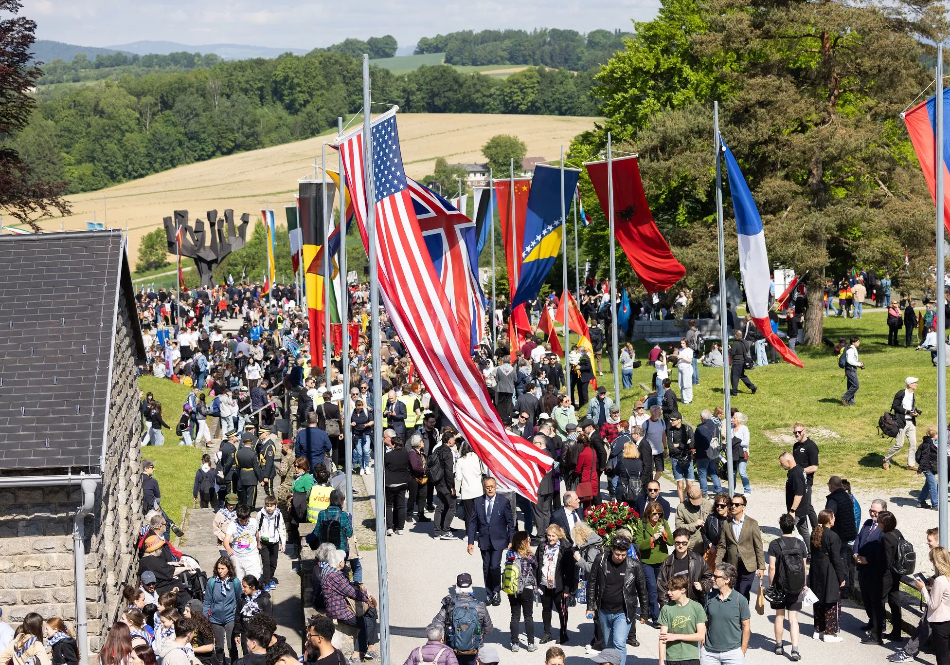 Jährlich kommen rund 130 Delegationen (Bild von 2025) nach Mauthausen, um der Befreiung des Konzentrationslagers zu gedenken. Foto: MKOE Alissar Najjar