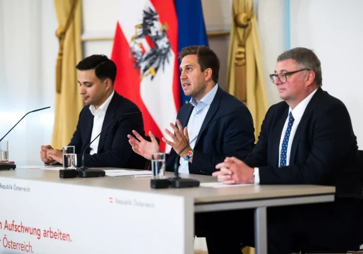 Staatssekretär Alexander Pröll (m.) präsentierte nach dem Ministerrat mit Klubobmann Yannick Shetty (l.) und Staatssekretär Jörg Leichtfried den Sparkurs in der Bundesverwaltung. Foto: Christopher Dunker